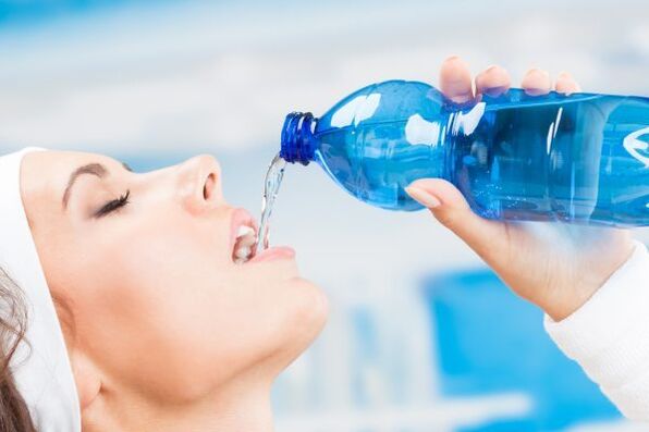 يمكنك التخلص من 5 كجم من الوزن الزائد خلال أسبوع عن طريق شرب الكثير من الماء. 